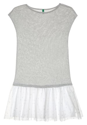 Jasnoszary top z krótkim rękawem i okrągłym dekoltem, zestawiony z białą, przezroczystą spódnicą z delikatnym wzorem w groszki i falbaną na dole.