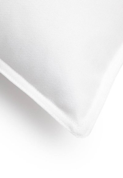 Κοντινή λήψη γωνίας λευκού υφασμάτινου μαξιλαριού με υφή, με ορατό ράψιμο σε λευκό φόντο.