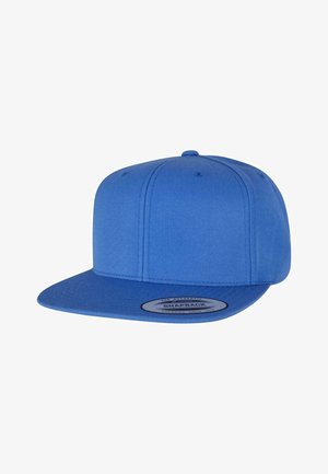 Kék snapback sapka struktúrált koronával és lapos karimával, textúrált anyagból készült, elöl kör alakú logó felirattal.