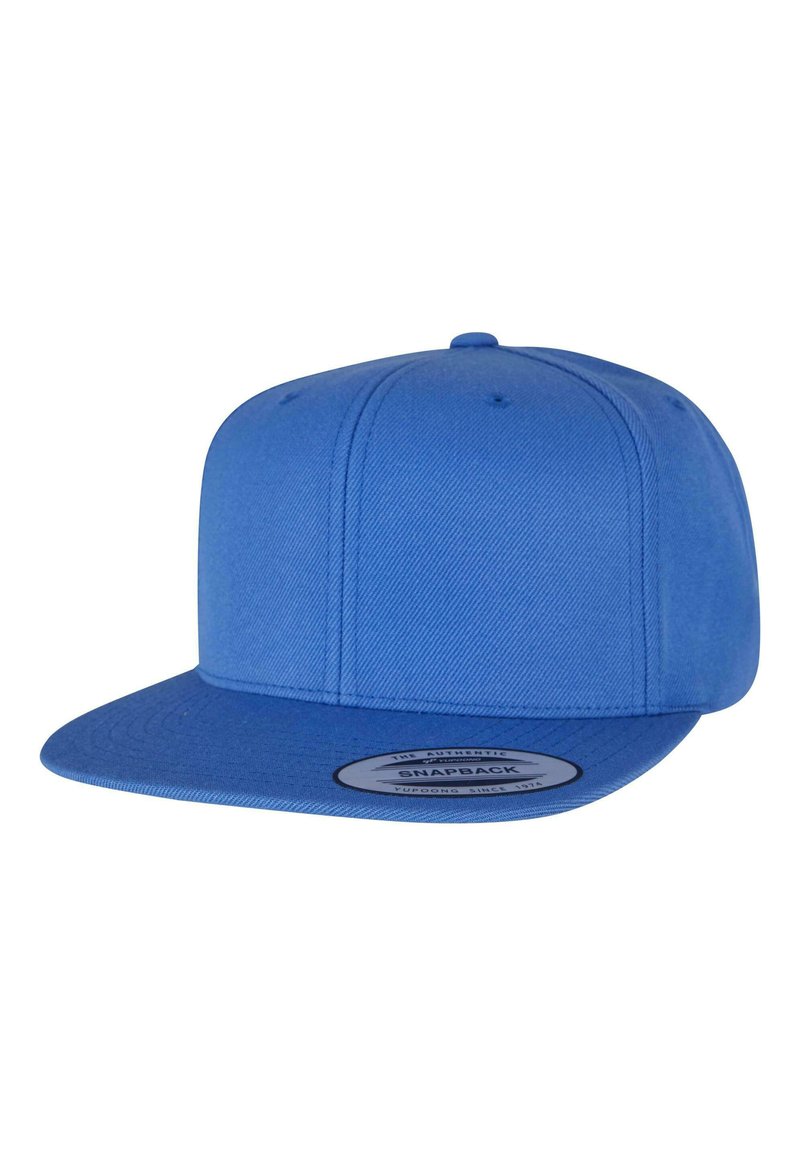 Kék snapback sapka struktúrált koronával és lapos karimával, textúrált anyagból készült, elöl kör alakú logó felirattal.