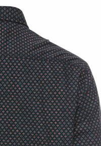 Korte mouwen overhemd in donkere stof met een herhalend geometrisch patroon in rood en lichtblauw. Kraagontwerp, comfortabele textuur.