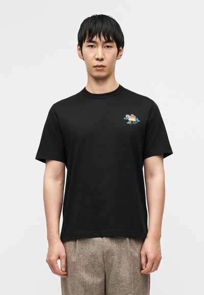 Μαύρο βαμβακερό t-shirt με κοντά μανίκια και στρογγυλή λαιμόκοψη. Διαθέτει πολύχρωμο κεντημένο σχέδιο στην αριστερή πλευρά του στήθους.