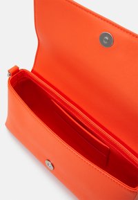 Calvin Klein MUST SHOULDER BAG - Keresztpántos táska - flame