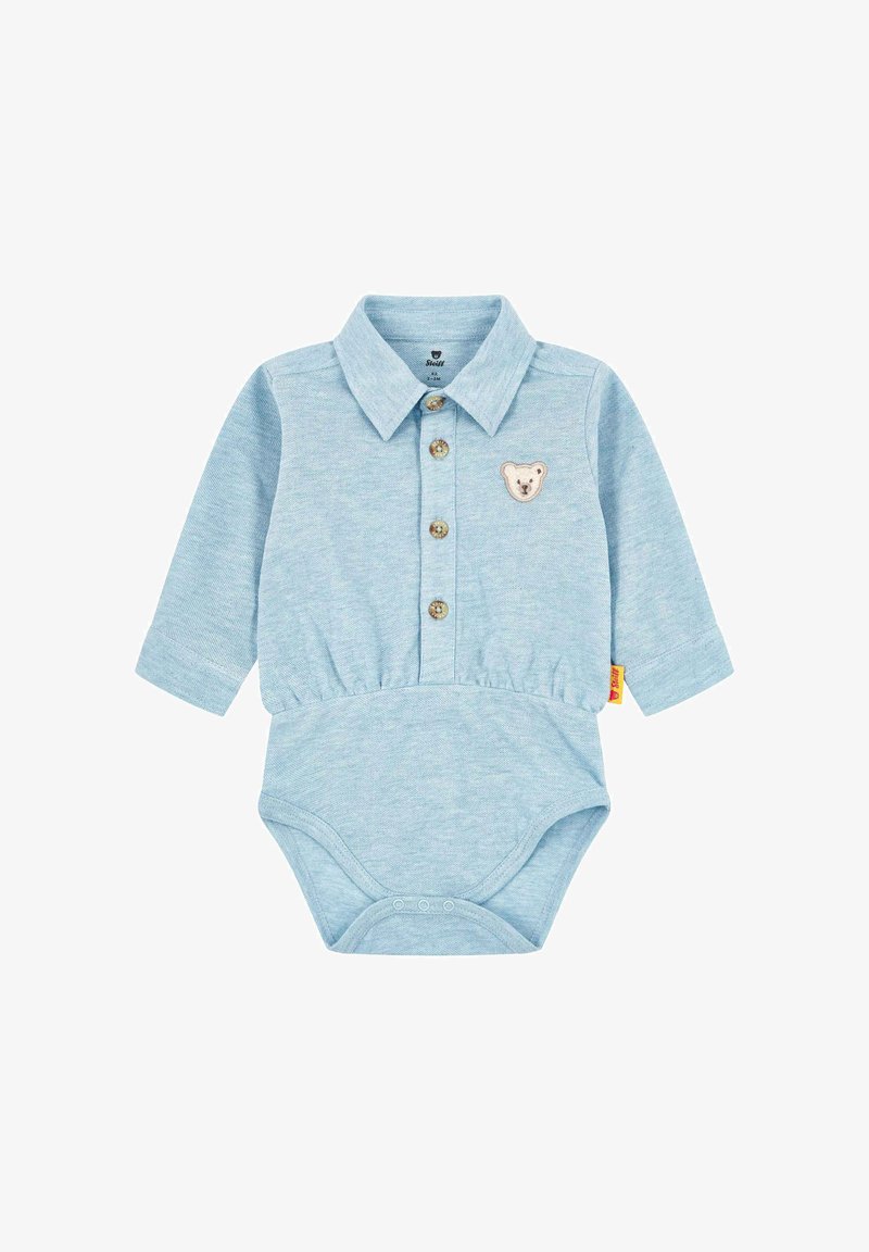 Body bleu clair à manches longues avec un col, une fermeture à boutons, et un appliqué rond d'ours sur la poitrine. Texture de tissu douce.