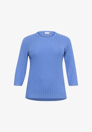 Pull en maille côtelée bleu avec des manches trois-quarts, un col rond et un ourlet légèrement incurvé. La texture est lisse avec des lignes verticales.