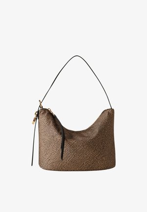 Borsa a tracolla in pelle marrone con texture, dotata di una sottile tracolla nera e un dettaglio con cerniera dorata su sfondo bianco.