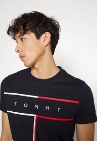 Tommy Hilfiger LARGE FLAG TEE - T-shirt estampada - desert sky