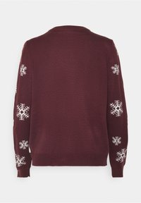 Burgunderfärgad stickad tröja med långa ärmar, med vita snöflingemönster på båda ärmarna, ribbade mudd och fåll.