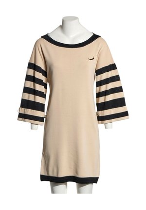 Robe beige avec un large col noir, des rayures noires aux manches trois-quarts et une bande noire à l'ourlet sur mannequin.