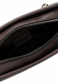 Brun läderhandväska med dragkedja, texturerad yta och svart foder. Inuti finns en platt ficka och stickade detaljer.