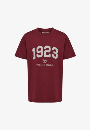 Bordeaux katoenen t-shirt met witte bedrukte tekst "1923" en "SPORTSWEAR" in een vet, sportief lettertype. Korte mouwen en ronde hals.