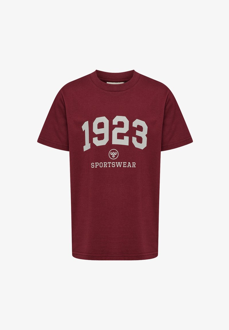 Bordowa bawełniana koszulka z krótkim rękawem z nadrukowanym białym tekstem "1923" oraz "SPORTSWEAR" w odważnej, sportowej czcionce. Okrągły dekolt.