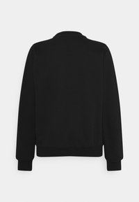 Sudadera negra de manga larga con cuello redondo, vista desde la parte de atrás, con puños y dobladillo acanalados, sobre un fondo blanco.