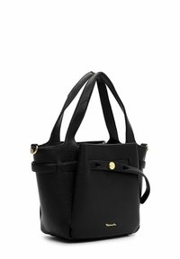 Černá kabelka z kůže s texturovaným povrchem, dvěma ramenními popruhy, zlatým knoflíkovým detailem a kompaktním designem s bočními kapsami.