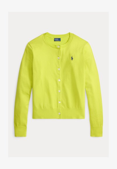 Φωτεινή κίτρινη ζακέτα, ελαφρύ πλεκτό, στρογγυλή λαιμόκοψη, κλείσιμο με κουμπιά, μακριά μανίκια, ριμπ μανσέτες και τελείωμα, με μικρό λογότυπο στο στήθος.