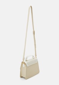 Beige synthetische Handtasche mit einem strukturierten weißen Deckel, goldenen Beschlägen und einem verstellbaren Trageriemen. Sie hat eine strukturierte Form und einen oberen Griff.