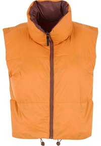 Oranžová nadýchaná vesta s vysokým golierom, predným zipsom a vnútornou hnedou podšívkou. Má dve bočné vrecká a nastaviteľné spodné sťahovacie šnúrky.