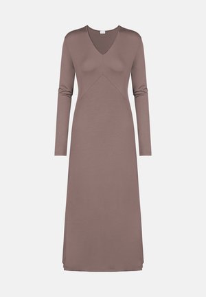 Langärmliges Kleid aus weichem braunem Stoff mit V-Ausschnitt und einer geschwungenen Nahtdetail an der Brust, das bis zurMidi-Länge fließt und seitliche Schlitze hat.