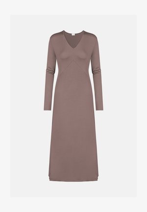 Langärmliges Kleid aus weichem braunem Stoff mit V-Ausschnitt und einer geschwungenen Nahtdetail an der Brust, das bis zurMidi-Länge fließt und seitliche Schlitze hat.
