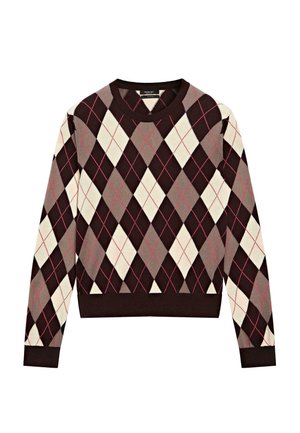 Brauner Argyle-Pullover mit cremefarbenen und beigen Rauten. Verfügt über einen Rundhalsausschnitt sowie gerippte Bündchen und Saum. Enthält rote diagonale Akzente.