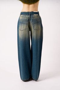 Jeans με φαρδιά μπατζάκια σε μπλε και ανοιχτό μπλε ριγέ σχέδιο. Λείος υφασμάτινος χαρακτήρας με δύο πίσω τσέπες και ψηλή μέση σχεδίαση.