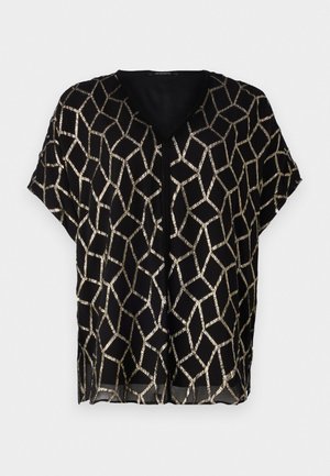 Blouse noire à manches courtes avec un col en V, présentant un motif géométrique doré métallique sur un tissu transparent. Design léger et ample.
