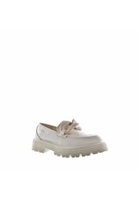 Baltas slip-on kurpes ar loku akcentu, teksturēta ādas augšdaļa un bieza gumijas zole. Iezīmējas ar noapaļotu purngalu un slāņu zoles dizainu.