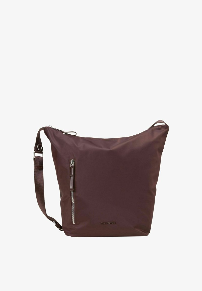 Brązowa nylonowa torba na ramię z zamykaną na zamek kieszenią z przodu, regulowanym paskiem i miękką teksturą. Posiada minimalne logo na dole.