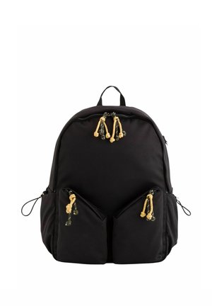 Schwarzer Rucksack mit einem oberen Griff, zwei vorderen Reißverschlusstaschen und beigen Kordel-Reißverschlussschlaufen an allen Fächern.