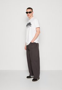 adidas Originals FLAMES - Marškinėliai su spaudiniu - white