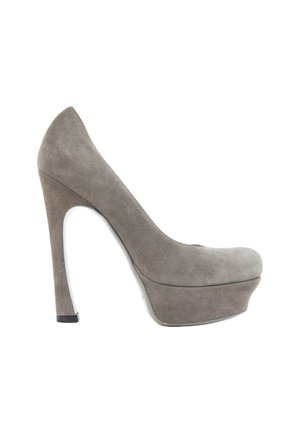 Chaussure femme à talon haut en daim gris avec semelle plateforme et talon aiguille vue de côté sur fond blanc.