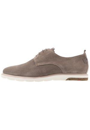 Męskie taupe teksturowane casualowe buty wizytowe sznurowane z białą podeszwą i małą zakładką na pięcie.