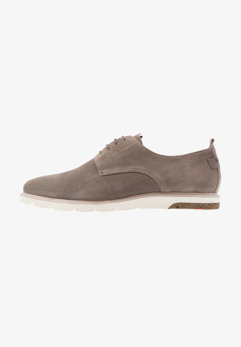 Chaussure de ville décontractée pour homme en taupe texturé, à lacets, semelle blanche et petite languette au talon.