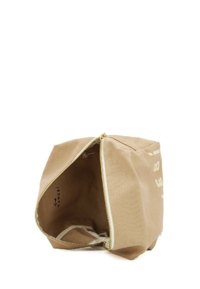 Borsa in tela beige con forma rettangolare, chiusura con zip dorata e logo stampato all'interno. L'interno presenta una fodera in tessuto e un design semplice.