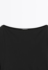 Schwarzes Oberteil mit weitem, abgerundetem Ausschnitt und glatter Stoffstruktur. Das Etikett trägt die Aufschrift "Massimo Dutti" und befindet sich auf der Rückseite.