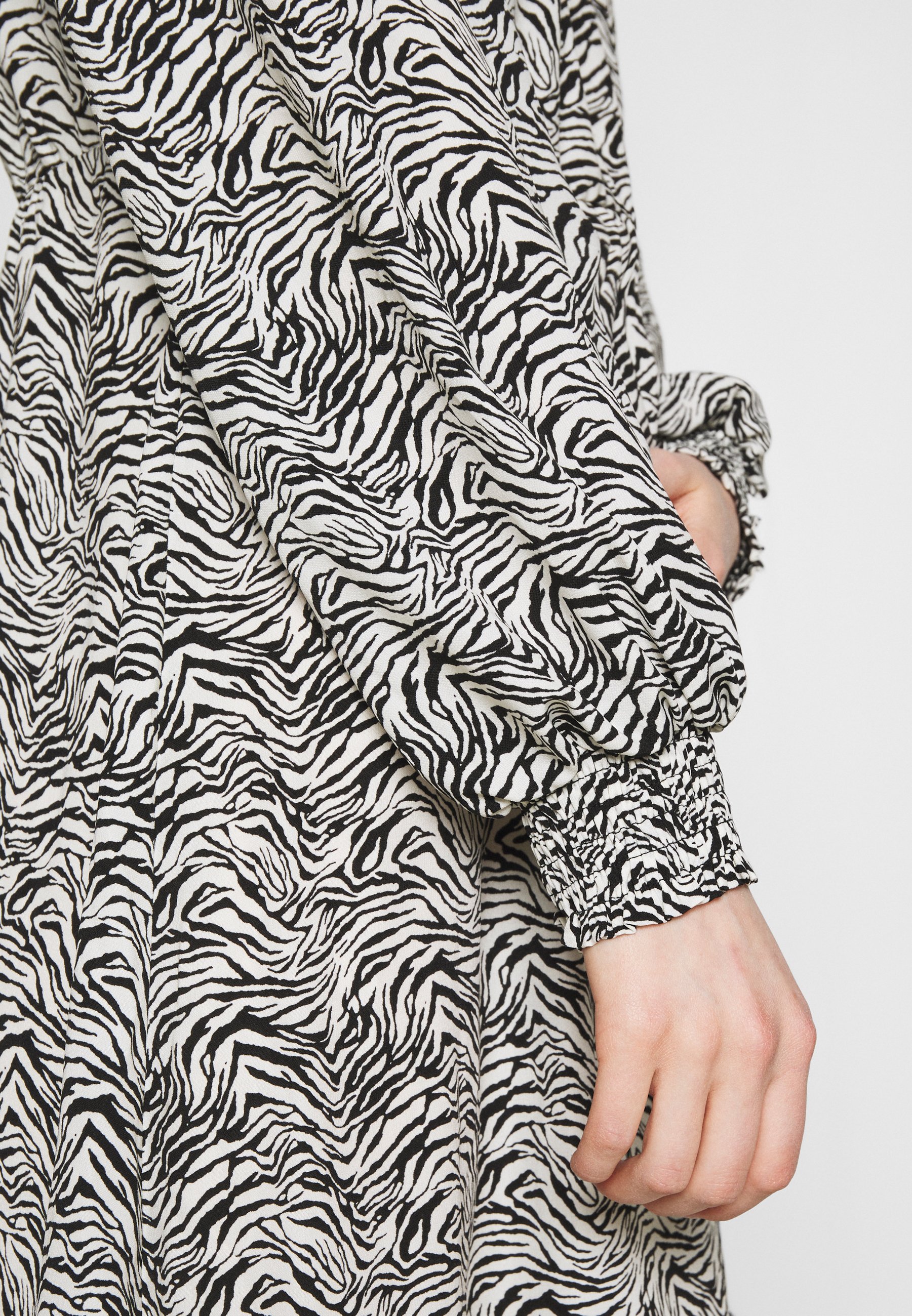 Women VMNEWLISA GRAFFIC DRESS - Day dress Women VMNEWLISA GRAFFIC DRESS - Day dress