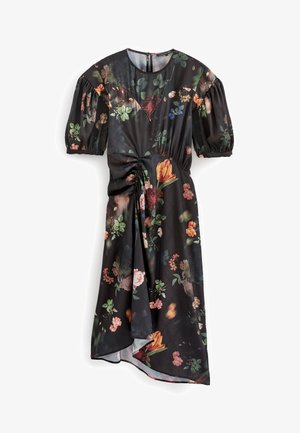 Robe noire à fleurs avec des manches bouffantes, présentant une taille froncée et un ourlet fluide. Le tissu représente diverses fleurs et feuilles colorées.