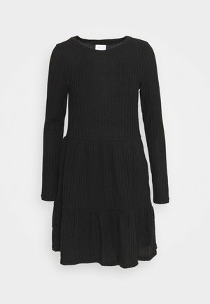 Robe noire à manches longues avec une texture côtelée, un col rond et un ourlet évasé. Elle présente une coupe décontractée et un design à étages.