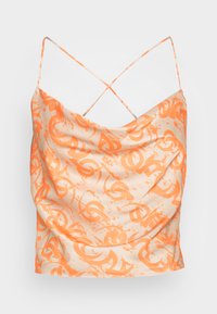 Top de alça em laranja e creme, apresentando um tecido macio e drapeado com padrões abstratos e finas alças entrelaçadas. Textura suave.