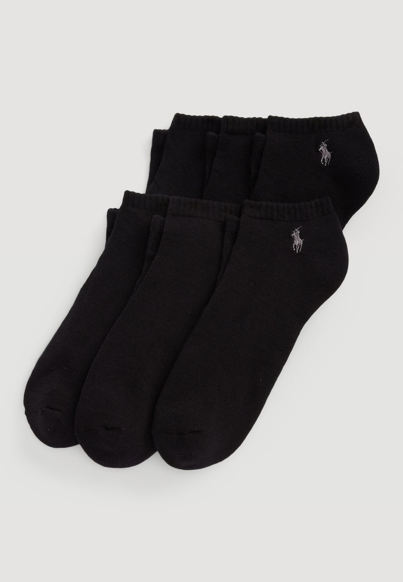 Chaussettes anklet en coton noir, avec un poignet côtelé et un petit logo argenté. Le set comprend plusieurs paires, toutes dans le même style.