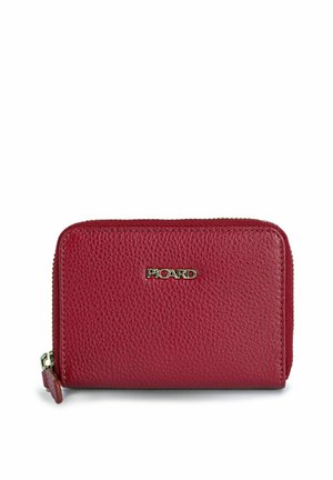 Cartera de cuero roja con superficie texturizada, cierre de cremallera y acentos en tono dorado del logo. Forma rectangular compacta con esquinas redondeadas.