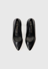 Escarpins noirs pour femmes à bout pointu, finition cuir lisse et marquage « Marco Tozzi » à l’intérieur, vus de dessus sur fond blanc.