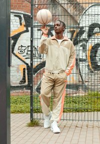 Nike Performance NBA TRACKSUIT - Træningssæt - neutral olive/olive aura/hyper crimson