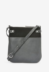 Borsa a tracolla in pelle nera e camoscio con una finitura testurizzata, dotata di chiusura con zip e tracolla regolabile. Design semplice e rettangolare.