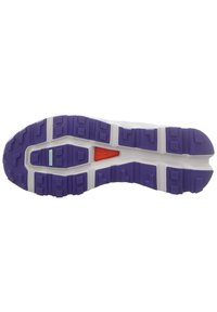 La semelle extérieure de la chaussure présente un design flexible avec des motifs de traction en caoutchouc violet, une semelle intermédiaire blanche et un accent rouge au centre.