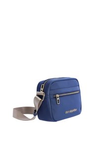 Bolso cruzado de nylon azul marino con dos compartimentos con cremallera, una correa beige y herrajes en tono dorado. Textura suave y forma rectangular.