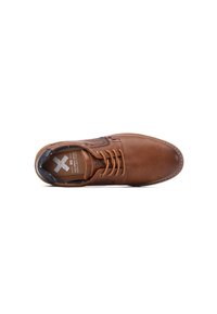 Zapato de cuero marrón con cordones y punta redondeada, con detalles de costura y forro interior con diseño. Cuenta con una plantilla acolchada para mayor comodidad.