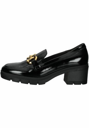 Mocassin en cuir verni noir de style loafer avec un talon épais, mettant en avant un accent en métal doré et un design supérieur texturé.