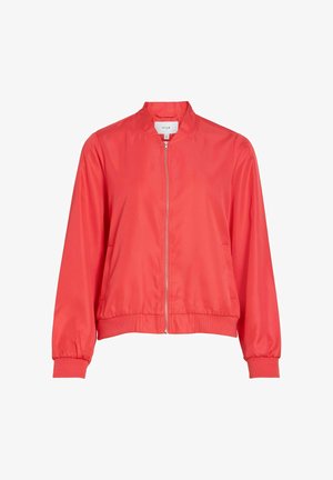 Korallinpunainen bomber-takki, jossa edessä vetoketju, resorit hihansuissa ja helmassa, kaksi sivutaskua sekä lyhyt kaulus.