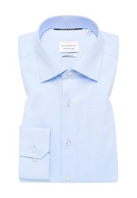 Camicia button-up azzurra chiara in cotone, con un taglio moderno, colletto classico e polsini a un bottone con bottoni perlescenti.